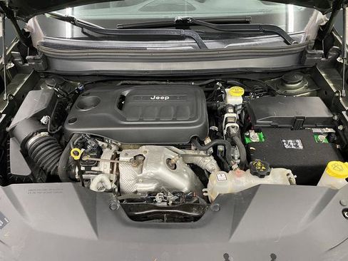 Used 2019 Jeep Cherokee Latitude Plus w/ Comfort/Convenience Group image 40