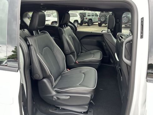 New 2024 Chrysler Pacifica Premium image 17