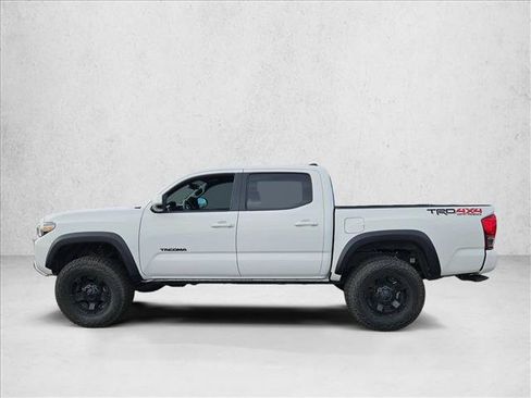 Used 2017 Toyota Tacoma TRD Off-Road AWD/4WD image 8