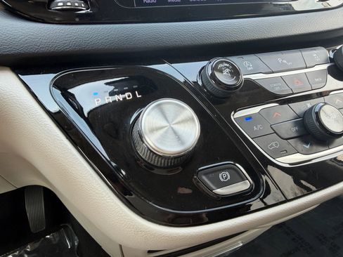 Used 2017 Chrysler Pacifica Touring-L image 55