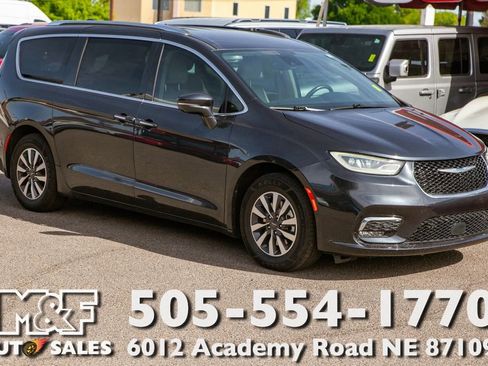 Used 2021 Chrysler Pacifica Touring-L FWD image 1