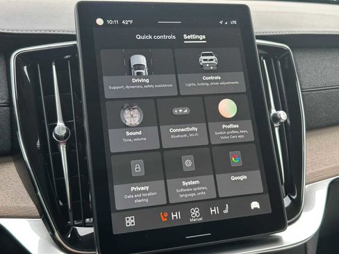 Certified 2025 Volvo XC90 B6 Plus image 31