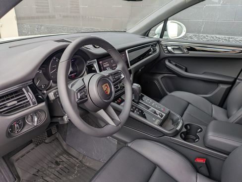 Used 2025 Porsche Macan image 4