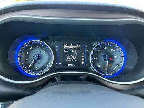 Used 2018 Chrysler Pacifica Touring-L image 20