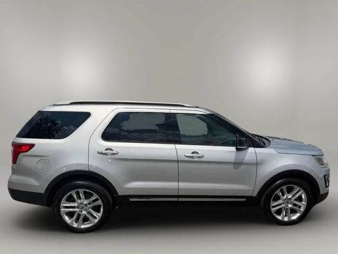 Used 2016 Ford Explorer XLT w/ Equipment Group 202A FWD image 5