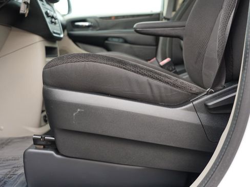 Used 2018 Dodge Grand Caravan SE w/ UConnect Hands-Free Group FWD image 15