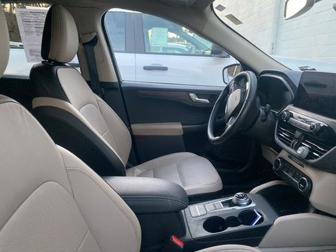 Used 2020 Ford Escape Titanium image 3