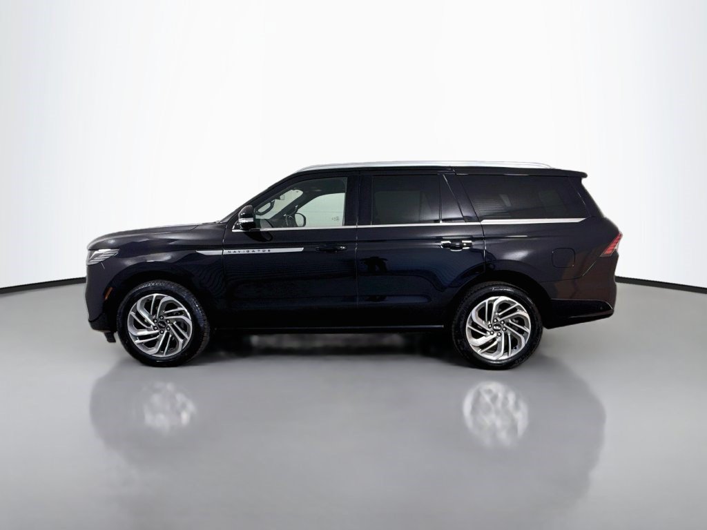 Used 2025 Lincoln Navigator Reserve AWD/4WD image 6