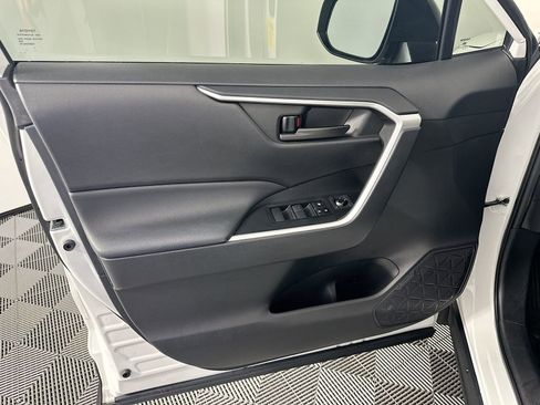 Used 2021 Toyota RAV4 LE image 19