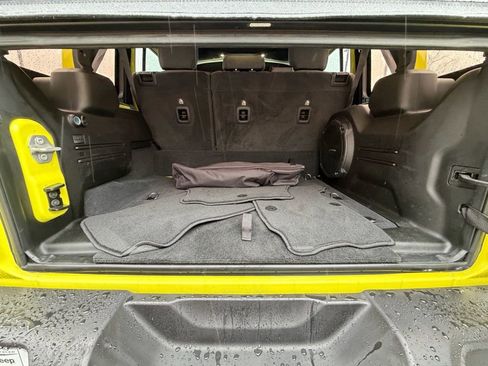 Used 2024 Jeep Wrangler Unlimited w/ Convenience Group AWD/4WD image 32
