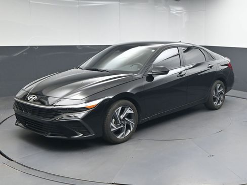Used 2025 Hyundai Elantra Sport FWD image 3