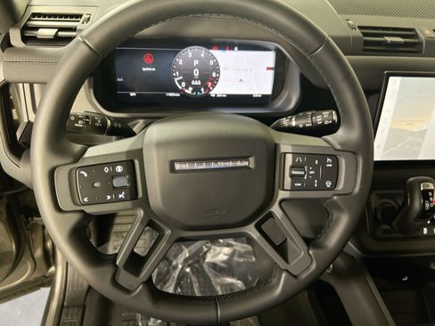 Used 2025 Land Rover Defender 110 X-Dynamic SE image 10