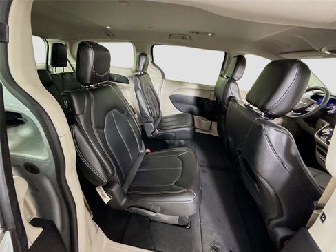 Used 2024 Chrysler Pacifica Touring-L FWD image 20