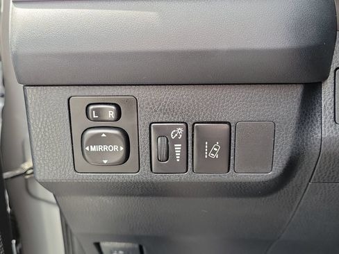 Used 2018 Toyota RAV4 LE FWD image 14
