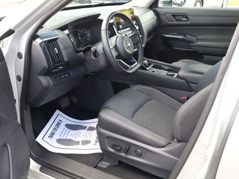 Used 2025 Nissan Pathfinder SV AWD/4WD image 11