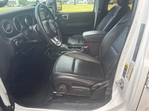 Used 2022 Jeep Wrangler Unlimited Sahara AWD/4WD image 36