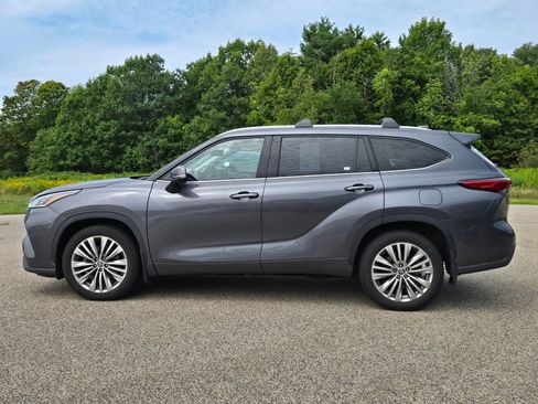 Used 2022 Toyota Highlander Platinum AWD/4WD image 2