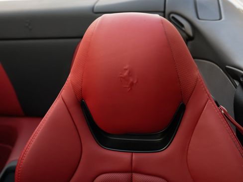 Used 2019 Ferrari Portofino image 7