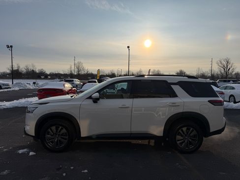 Used 2024 Nissan Pathfinder SV image 8
