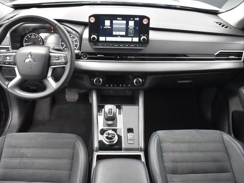 Used 2024 Mitsubishi Outlander SE image 12