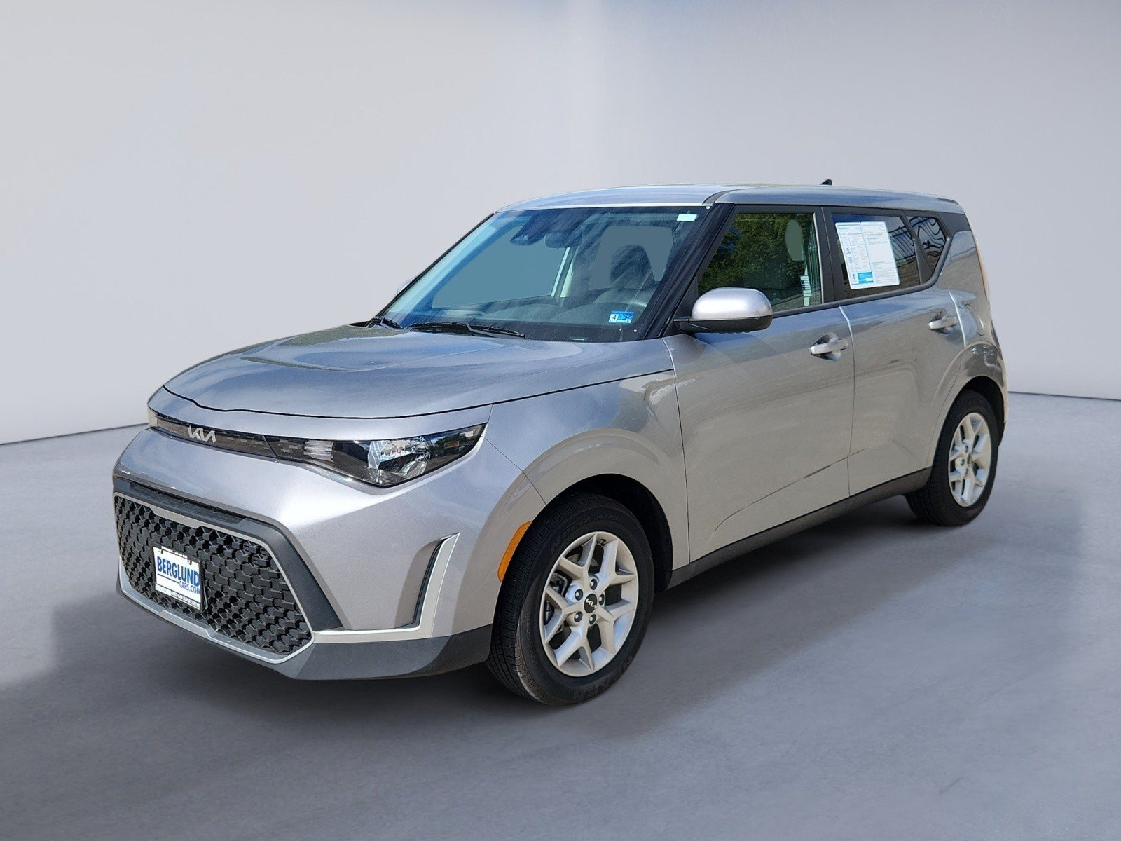 Used 2025 Kia Soul LX w/ LX Technology Package FWD image 7