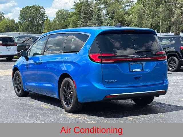 New 2027 Chrysler Pacifica Select FWD image 16