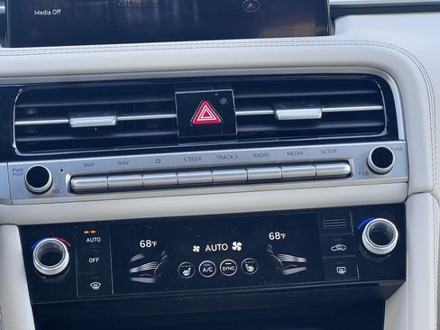 Used 2025 Genesis G70 2.5T image 15