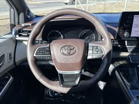 Used 2022 Toyota Sienna Platinum image 17