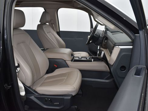 Used 2024 Ford Expedition Limited image 25