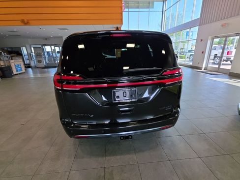 Used 2021 Chrysler Pacifica Limited AWD/4WD image 10