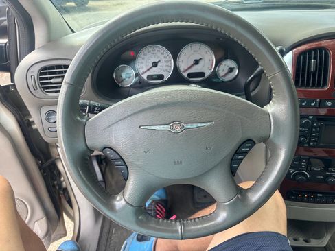 Used 2005 Chrysler Town & Country Limited w/ Trailer Tow Group image 16