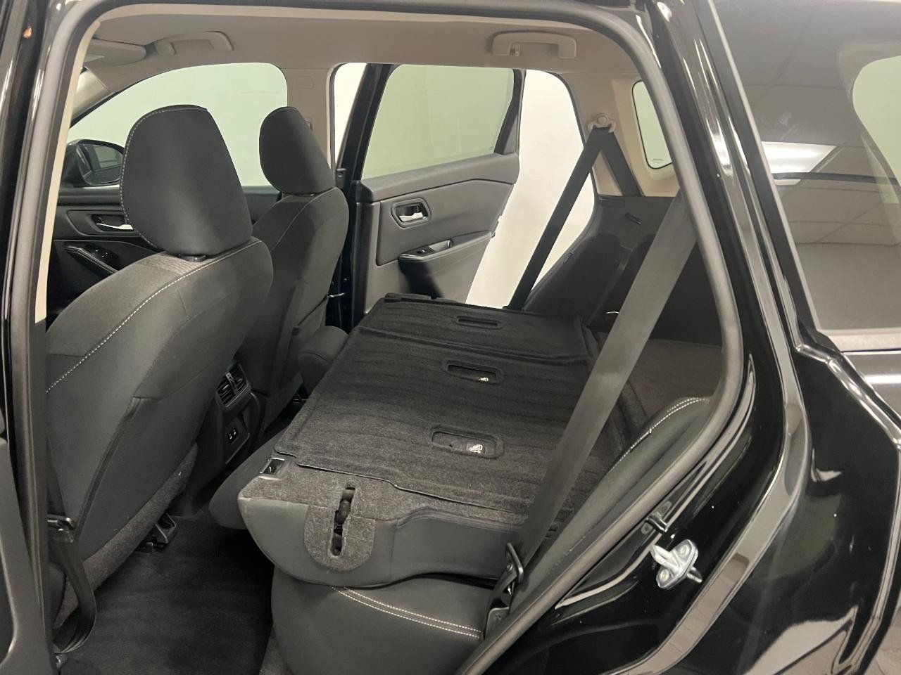 Used 2024 Nissan Rogue SV FWD image 46