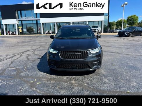 Used 2021 Chrysler Pacifica Touring-L w/ S Appearance Package FWD image 2