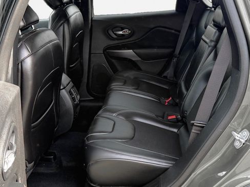 Used 2019 Jeep Cherokee Latitude Plus w/ Cold Weather Group AWD/4WD image 12