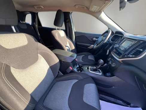 Used 2017 Jeep Cherokee Sport FWD image 13