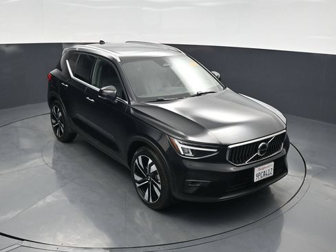 Used 2025 Volvo XC40 B5 Plus AWD/4WD image 37