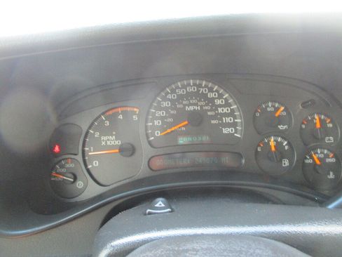 Used 2005 Chevrolet Silverado 2500 LS w/ Heavy-Duty Power Package AWD/4WD image 28