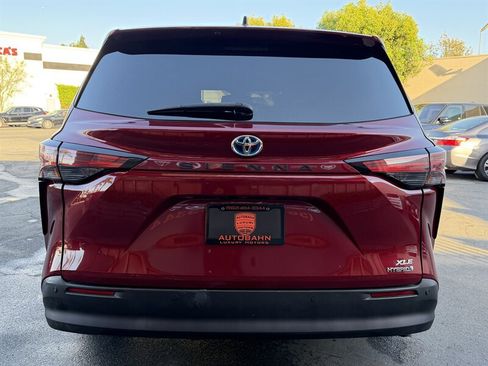 Used 2022 Toyota Sienna XLE FWD image 11
