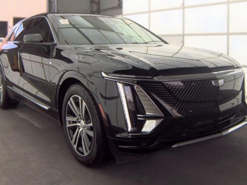 Used 2024 Cadillac Lyriq Luxury AWD/4WD image 2