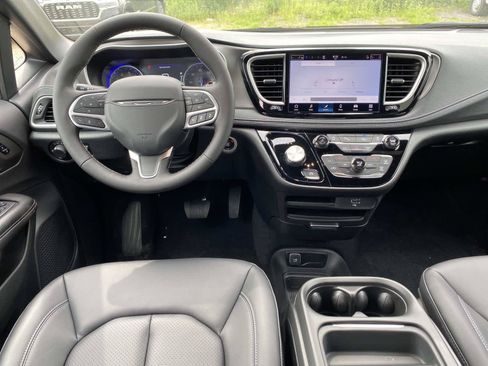 New 2027 Chrysler Pacifica Select FWD image 9