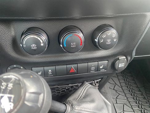 Used 2013 Jeep Wrangler Unlimited Sahara w/ Connectivity Group AWD/4WD image 15