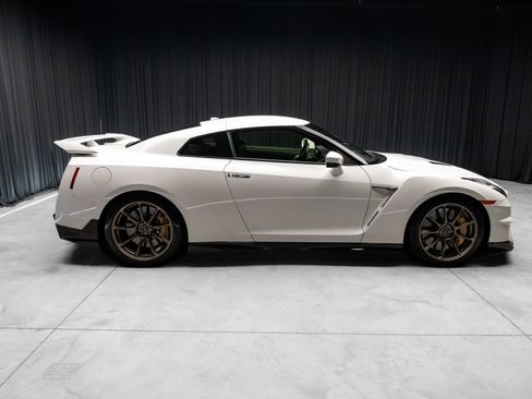 Used 2024 Nissan GT-R w/ Floor Mat Package AWD/4WD image 13