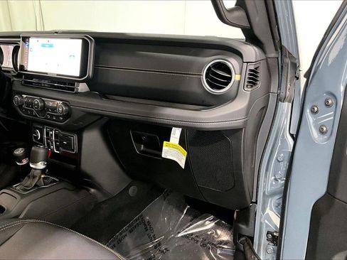 Used 2026 Jeep Wrangler Unlimited Sahara AWD/4WD image 16