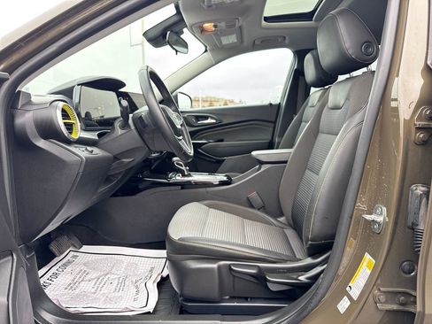 Used 2024 Chevrolet Trax LT w/ Sunroof Package FWD image 26