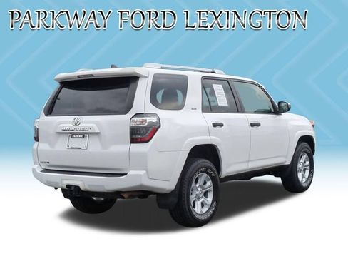 Used 2018 Toyota 4Runner SR5 AWD/4WD image 5
