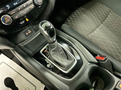 Used 2019 Nissan Rogue SV image 17