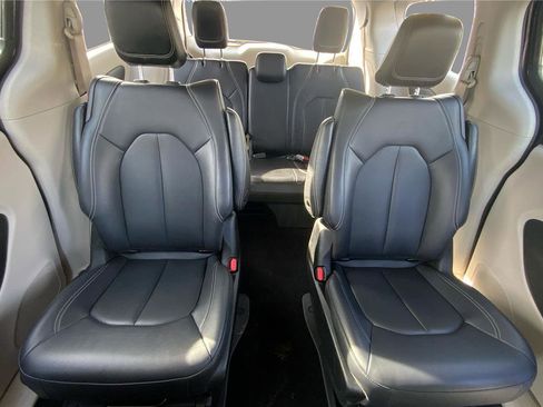 Used 2024 Chrysler Pacifica Limited FWD image 14