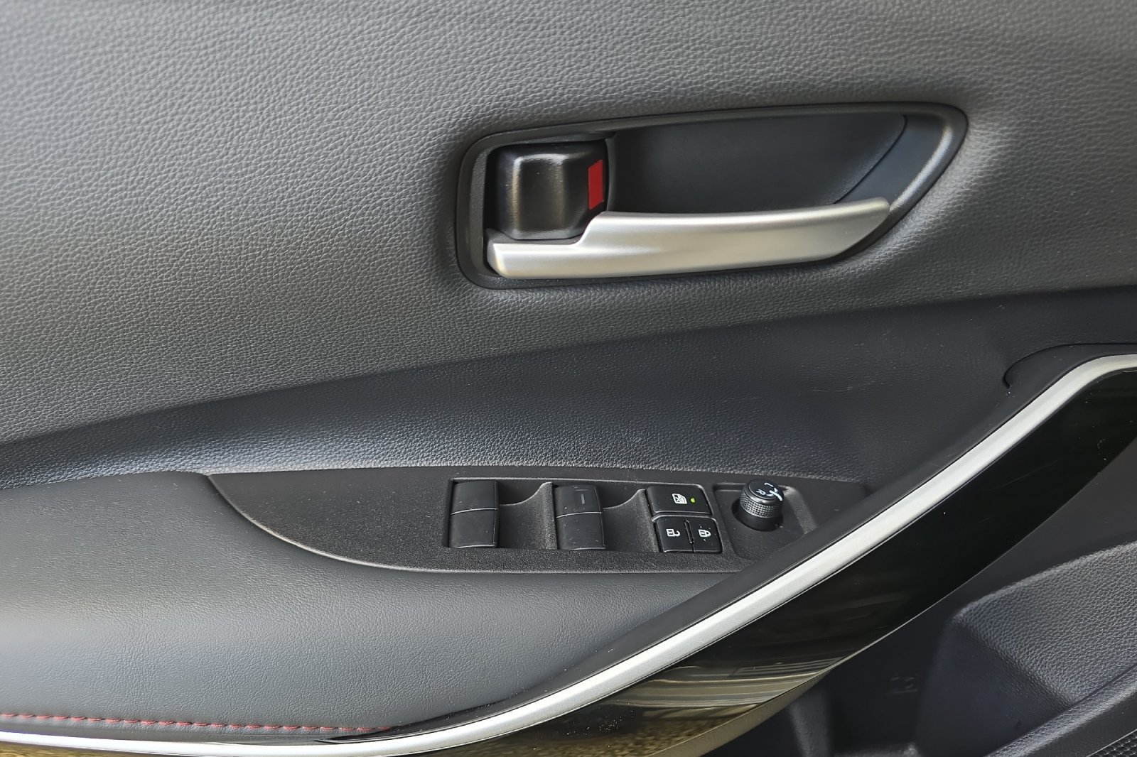 Used 2025 Toyota Corolla XSE FWD image 8
