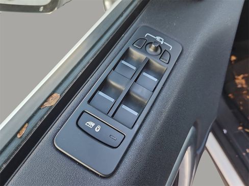 Used 2019 Land Rover Discovery Sport SE image 28