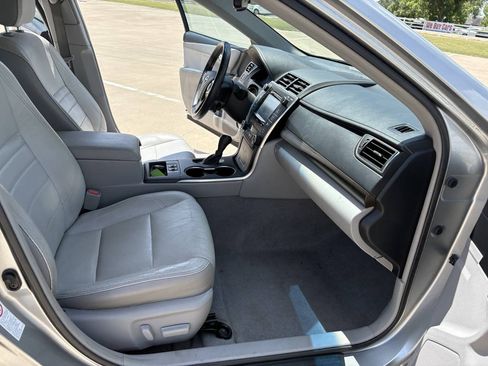 Used 2017 Toyota Camry XLE FWD image 11